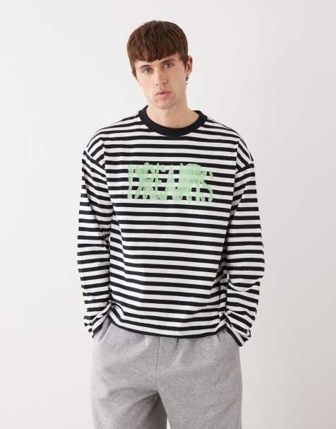 Weekday – Biały pudełkowy T-shirt oversize ze wzorem w paski, długimi rękawami i grafiką - view 1
