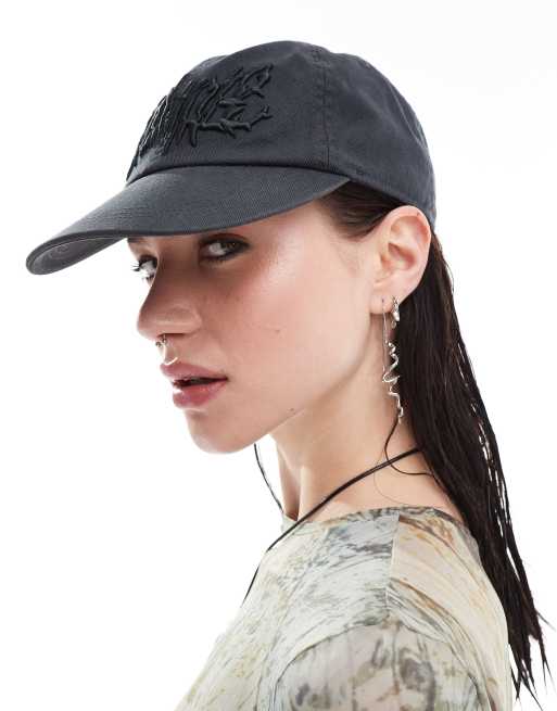 Weekday – Bleksvart keps med ton-i-ton-färgat broderi, 3 av 4
