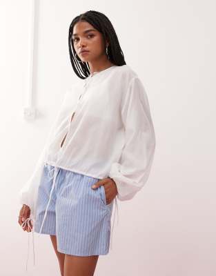 Weekday - Bluse aus Baumwoll-Voile in Wollweiß mit voluminösen Ärmeln und Schlüssellochdetail vorne