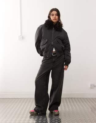 Weekday - Bomberjacke in gebrochenem Schwarz mit Kunstpelzkragen