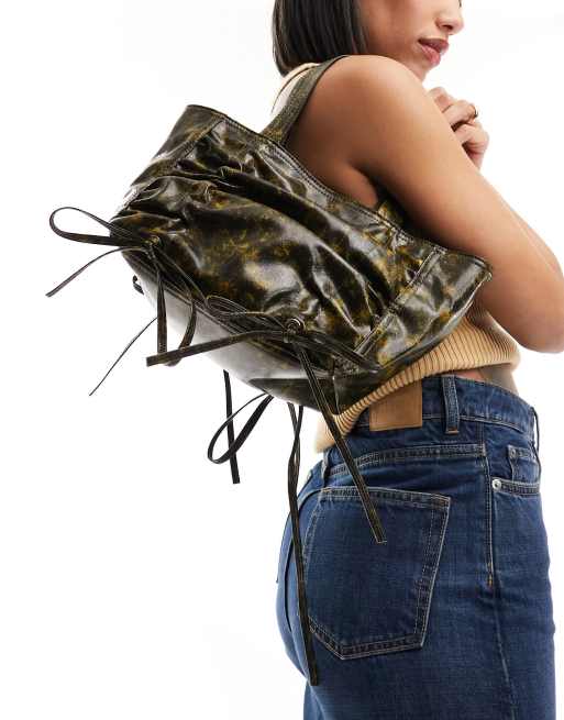 Weekday - Bow - Lille taske med indsyede detaljer i slidt sort