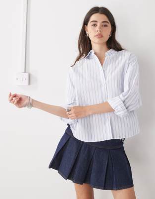 Weekday - Boxy Fit Hemd in Weiß mit blauen Streifen