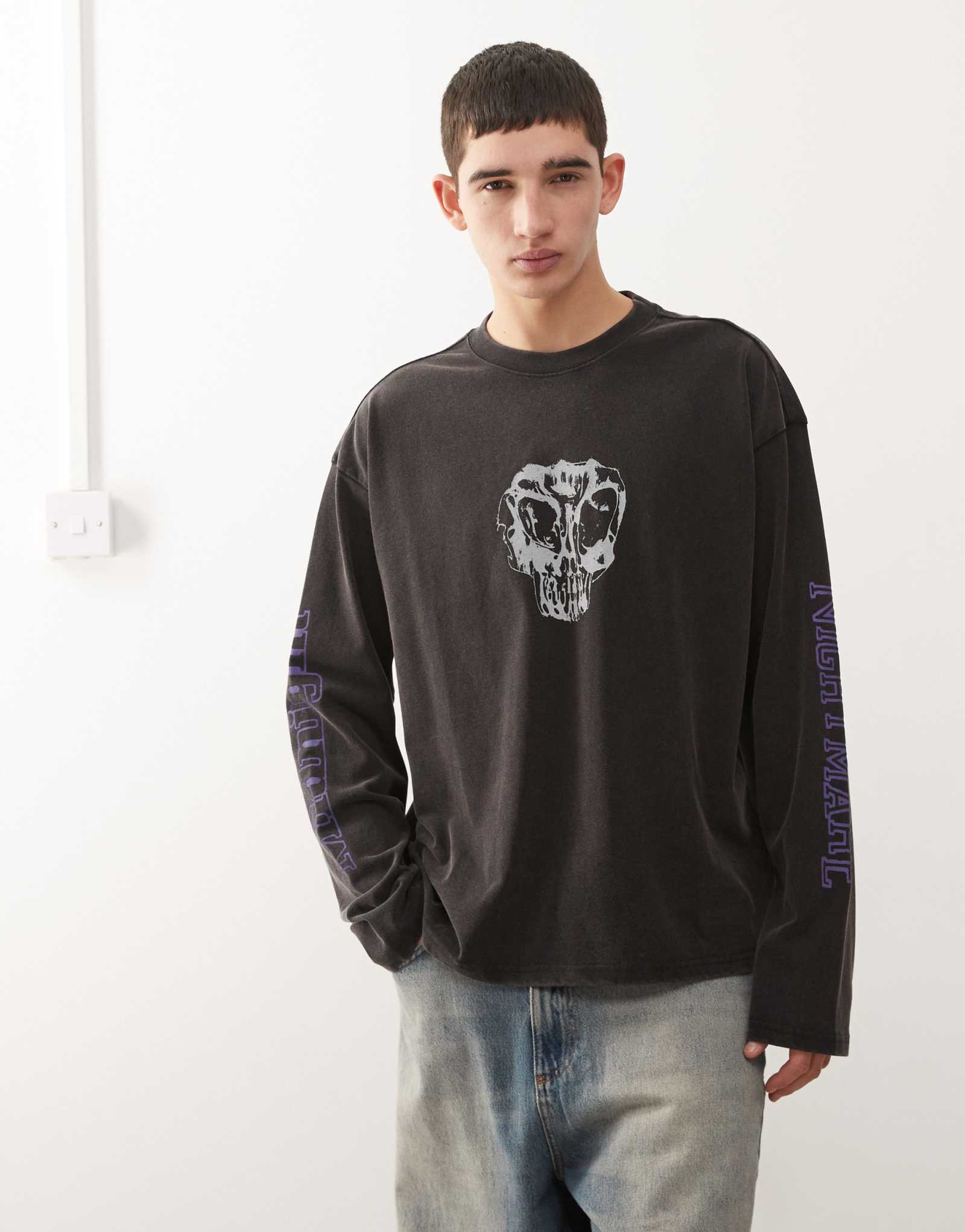 Повседневный облегающий топ с длинными рукавами и графическим принтом черного цвета 