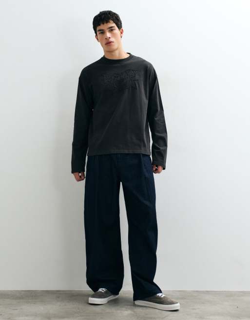 Weekday boxy oversized Langarm-T-Shirt mit aufgesticktem Grafikmotiv in verwaschenem Schwarz, 3 von 5