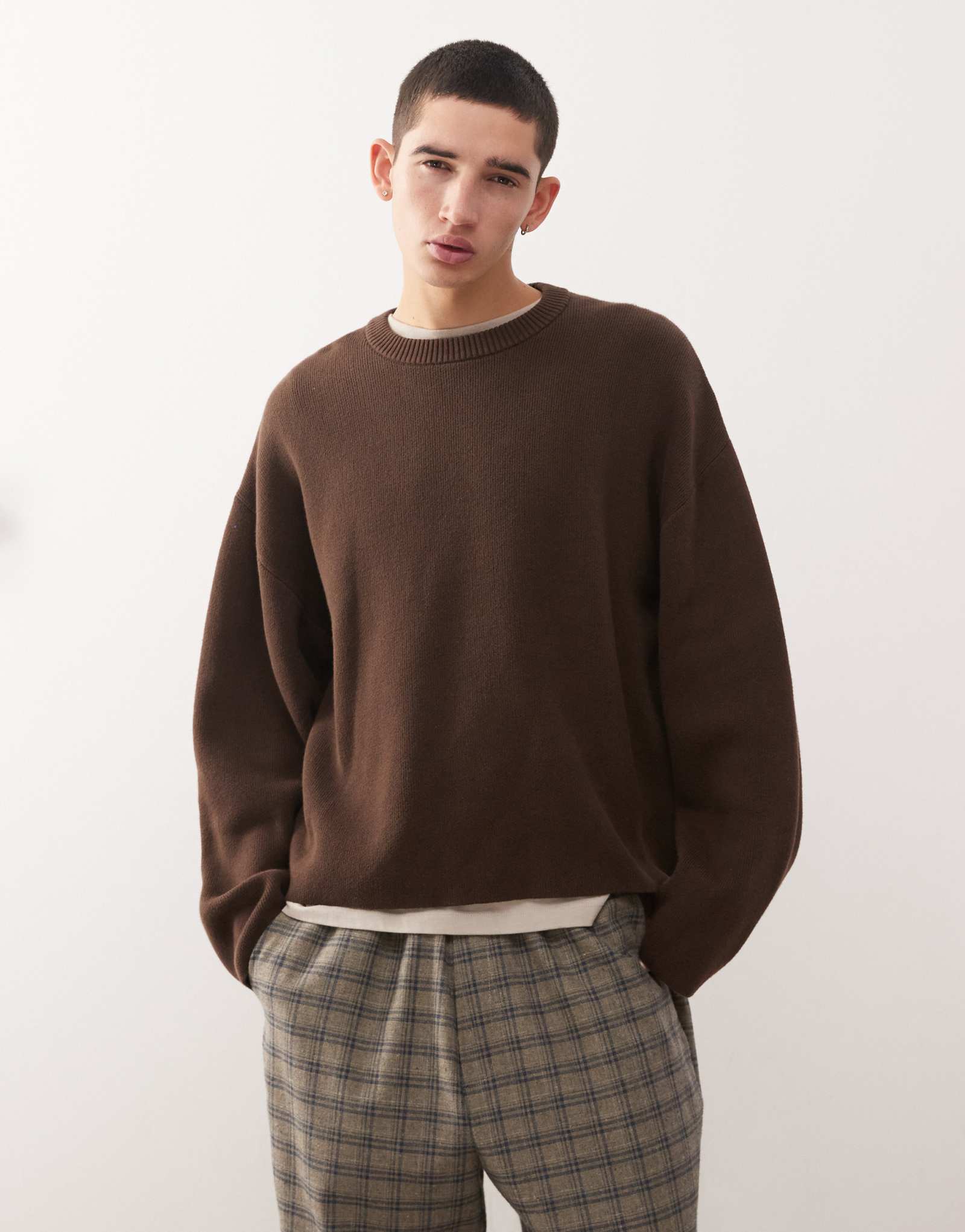 Свободный свитер оверсайз в будний день темно-коричневого цвета