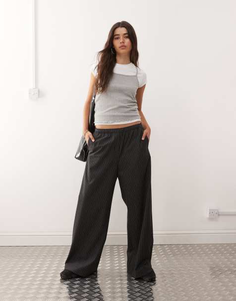 Weekday - Broek met wijde pijpen en elastische taille in donkergrijs met krijtstreep - view 1