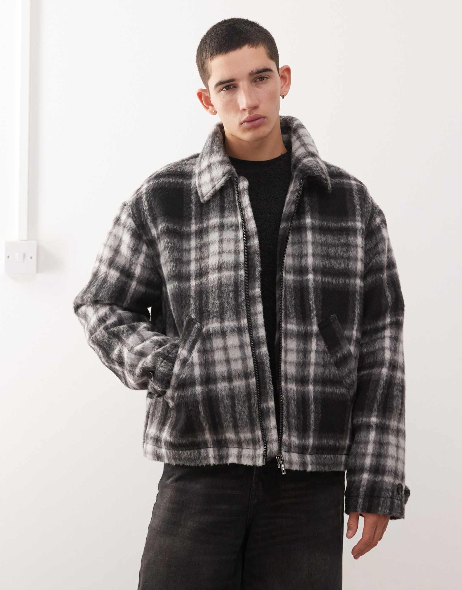 Повседневный жакет из матовой полушерстяной ткани в черную клетку