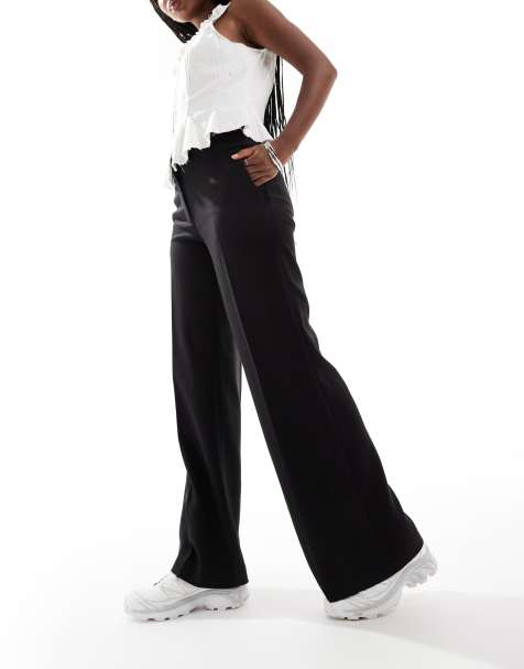 Weekday – Cami – Hose in Schwarz mit leicht ausgestelltem Bein - view 1