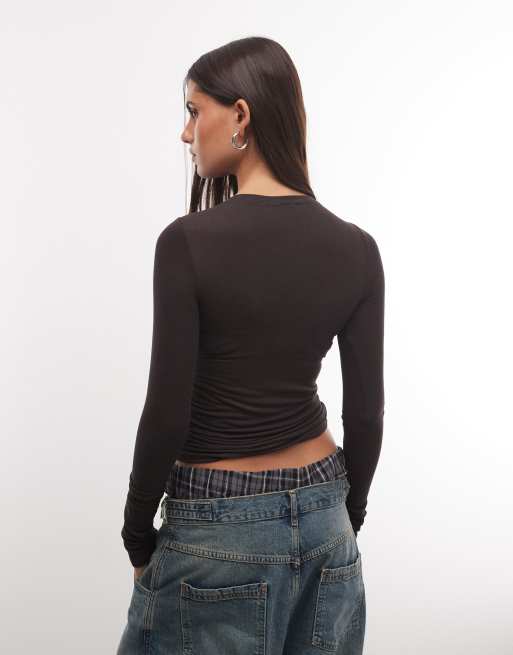 Weekday - camiseta henley de manga larga en marrón oscuro exclusiva de ASOS, 4 de 4