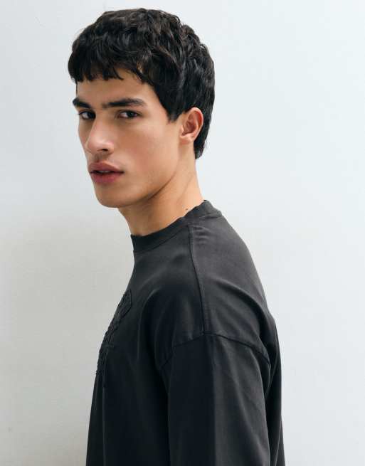 Weekday camiseta oversize de corte boxy, de manga larga, con gráfico bordado en negro lavado, 5 de 5