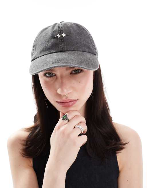 Weekday - Cappellino nero lavaggio acido con dettaglio in metallo