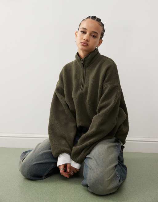 Weekday – Carro – Bluza ze sztucznego kożuszka w kolorze khaki z suwakiem pod szyją