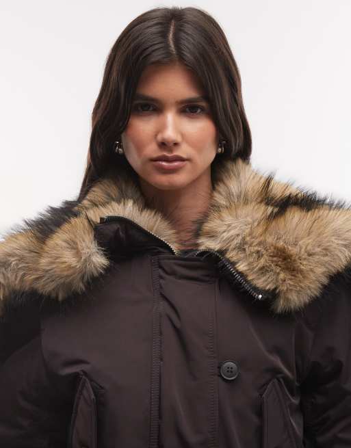Weekday - cazadora bomber corta con capucha de pelo sintético con cremallera en marrón oscuro, 2 de 4
