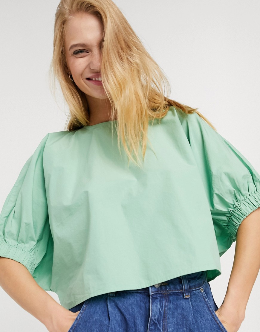 Weekday — Cece — Salviegrøn cropped bluse i økologisk bomuld med ballonærmer