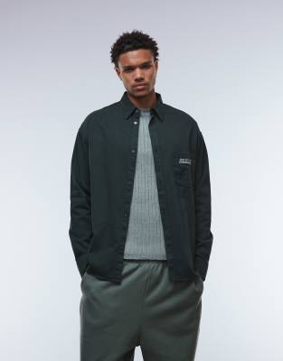 Weekday - Chemise oversize à manches longues avec texte brodé - Vert foncé