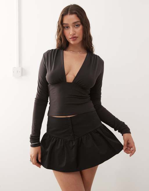 Weekday – Ciemnobrązowy top z długimi rękawami i głębokim dekoltem halter, tylko w ASOS