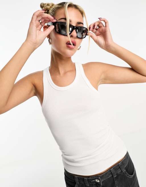 Weekday – Close – Dopasowany prążkowany T-shirt w białym kolorze