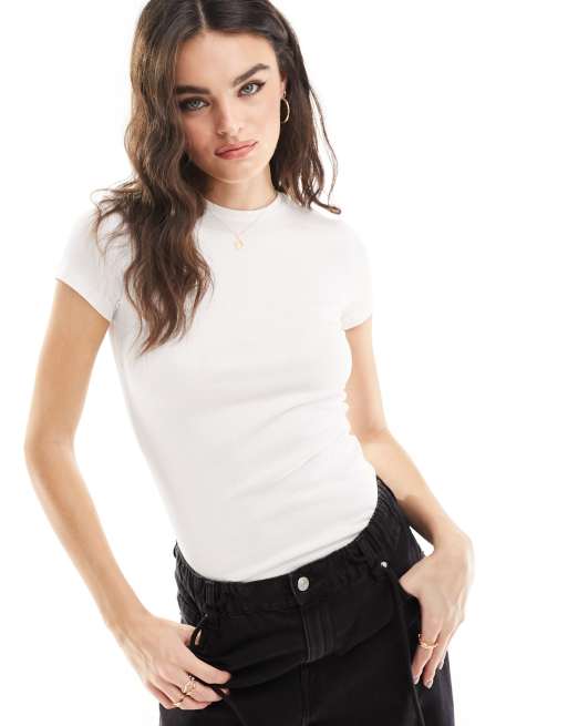 Weekday – Close – Dopasowany prążkowany T-shirt w białym kolorze