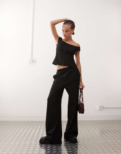 Weekday - Co-ord set met krijtstreep van top met lage ronde hals en haak- en oogdetail en broek met wijde pijpen en detail aan de tailleband in zwart - view 1