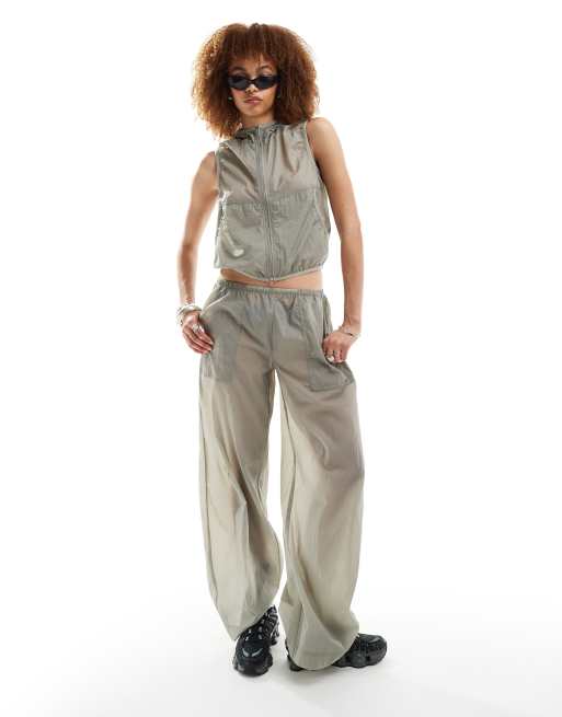 Weekday - Coraline - Joggers grigi in nylon a fondo ampio in coordinato