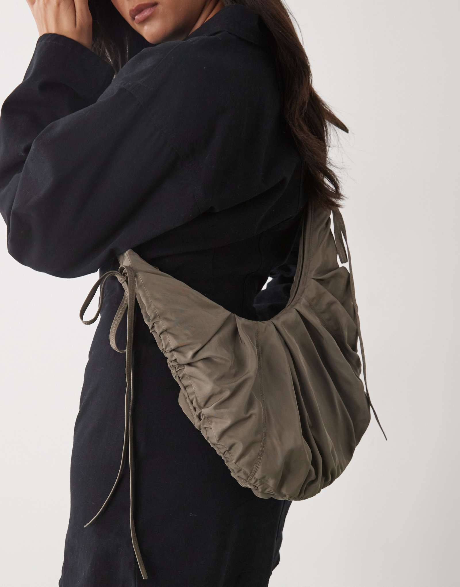 Повседневная сумка через плечо с рюшами бежевого цвета