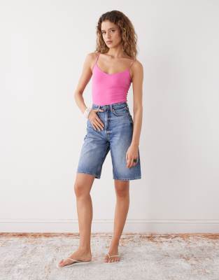 Weekday Curve - Jeans-Shorts in blauer Waschung mit hohem Bund