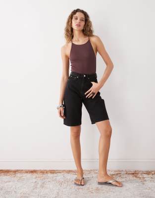 Weekday Curve - Jeansshorts in Schwarz mit hohem Bund