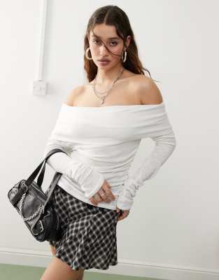 Thumbnail - Weekday - Dani - Asymmetrisches, langärmliges, halbtransparentes Oberteil in gebrochenem Weiß mit Carmen-Ausschnitt