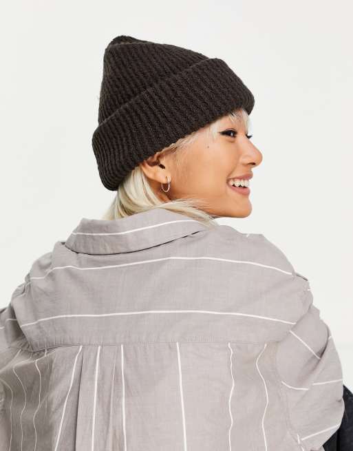Weekday - Disa - Geribbelde beanie met omgeslagen rand in donkerbruin - BROWN