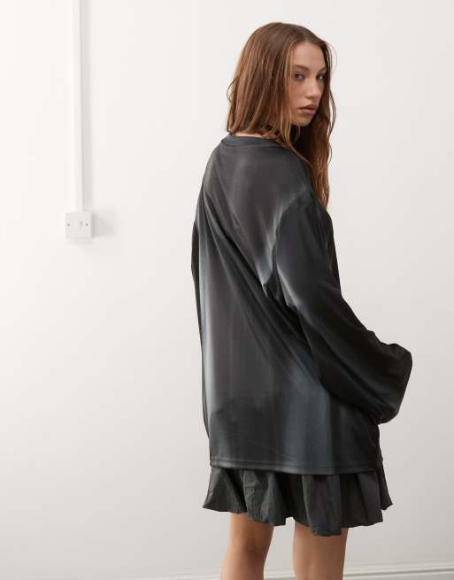 Weekday – Disa – Langärmliges Nylon-T-Shirt mit Oversize-Schnitt, sportlichem Print und V-Ausschnitt, 3 von 4