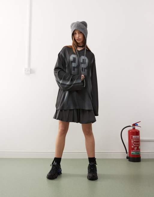 Weekday - Disa - T-shirt oversize a maniche lunghe in nylon con grafica sportiva stampata e scollo a V, 2 di 4