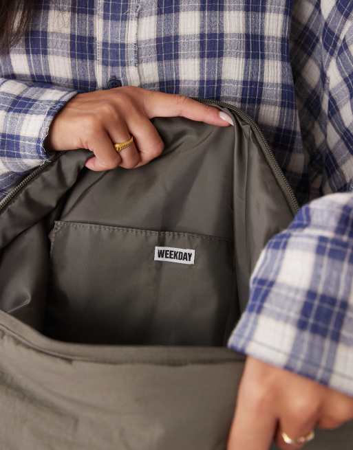 Weekday – Duża wyściełana torebka crossbody w kolorze khaki, 4 z 4
