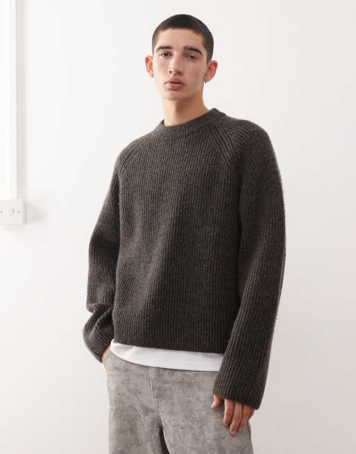 Weekday – Dwukolorowy prążkowany sweter z mieszanki wełny z rękawami raglanowymi w ciemnobrązowym i czarnym kolorze 