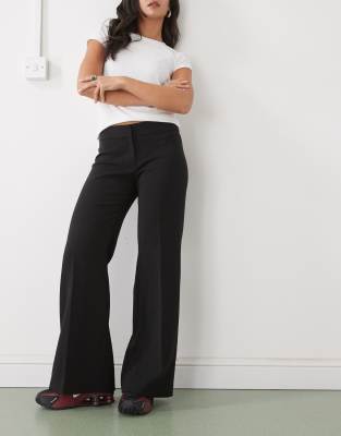 Weekday - Elegante ausgestellte Hose in Schwarz mit weitem Bein und Bundfalten