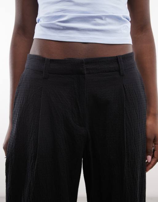 Weekday – Elegante Hose in gebrochenem Schwarz mit weitem Bein und Knitterstruktur, 4 von 5