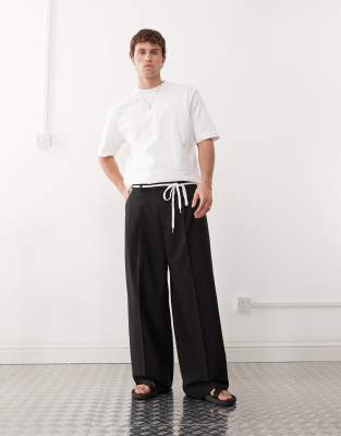 Weekday – Elegante Hose in Schwarz mit weitem Bein und Bundfalten - view 1