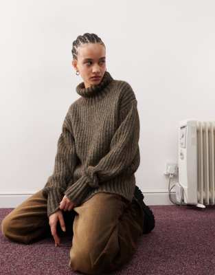 Weekday - Elvine - Grobstrickpullover in Braun mit Stehkragen