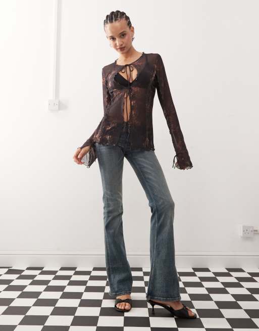 Weekday - Elysia - Top noué devant en tulle à manches longues avec imprimé texturé - Noir et bordeaux, 3 de 4