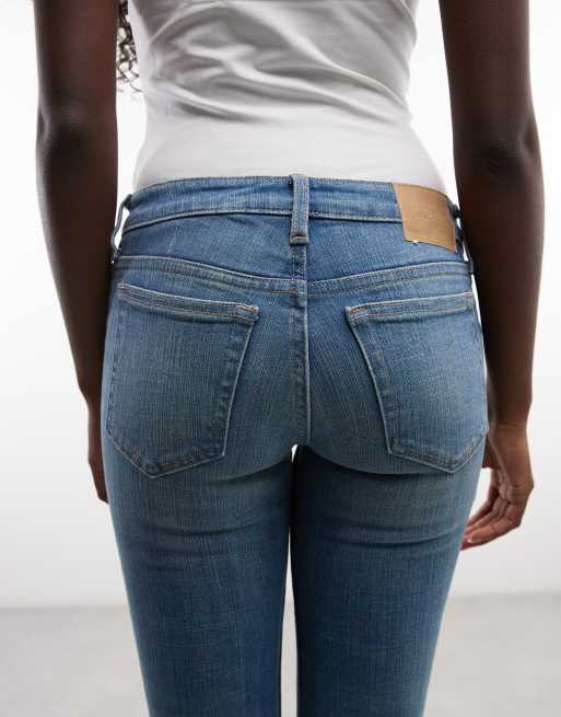 Weekday – Eng geschnittene Schlagjeans in verblasstem Mittelblau mit niedrigem Bund, 5 von 5