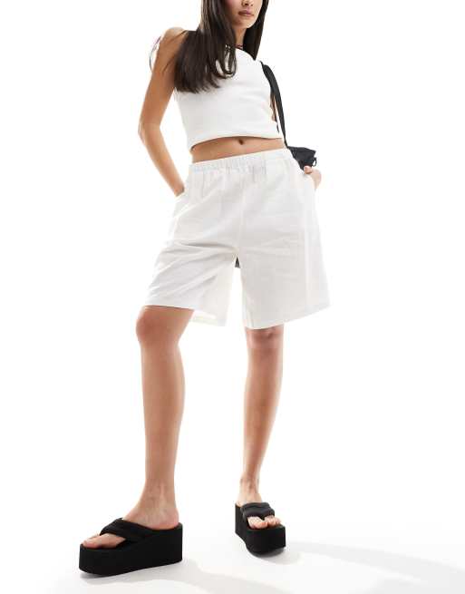 Weekday – Evine – Längere Leinenmix-Shorts in Beige mit unbehandeltem Saum