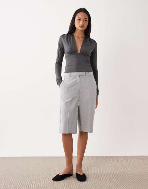 Weekday - Exclusivité ASOS - Top manches longues à décolleté plongeant - Gris foncé, 2 de 4