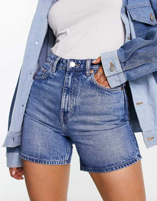 Weekday – Eya – Blåtvättade jeansshorts i bermudamodell med hög midja