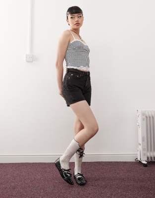 Weekday - Eya - Jeans-Shorts in gedämpftem Schwarz mit hohem Bund, exklusiv bei ASOS