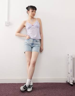 Weekday - Eya - Jeans-Shorts in opulentem Blau mit hohem Bund, exklusiv bei ASOS