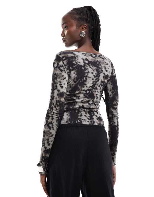 Weekday - Fair - Top a maniche lunghe con scollo a barchetta, cuciture invertite e stampa animalier, 4 di 4