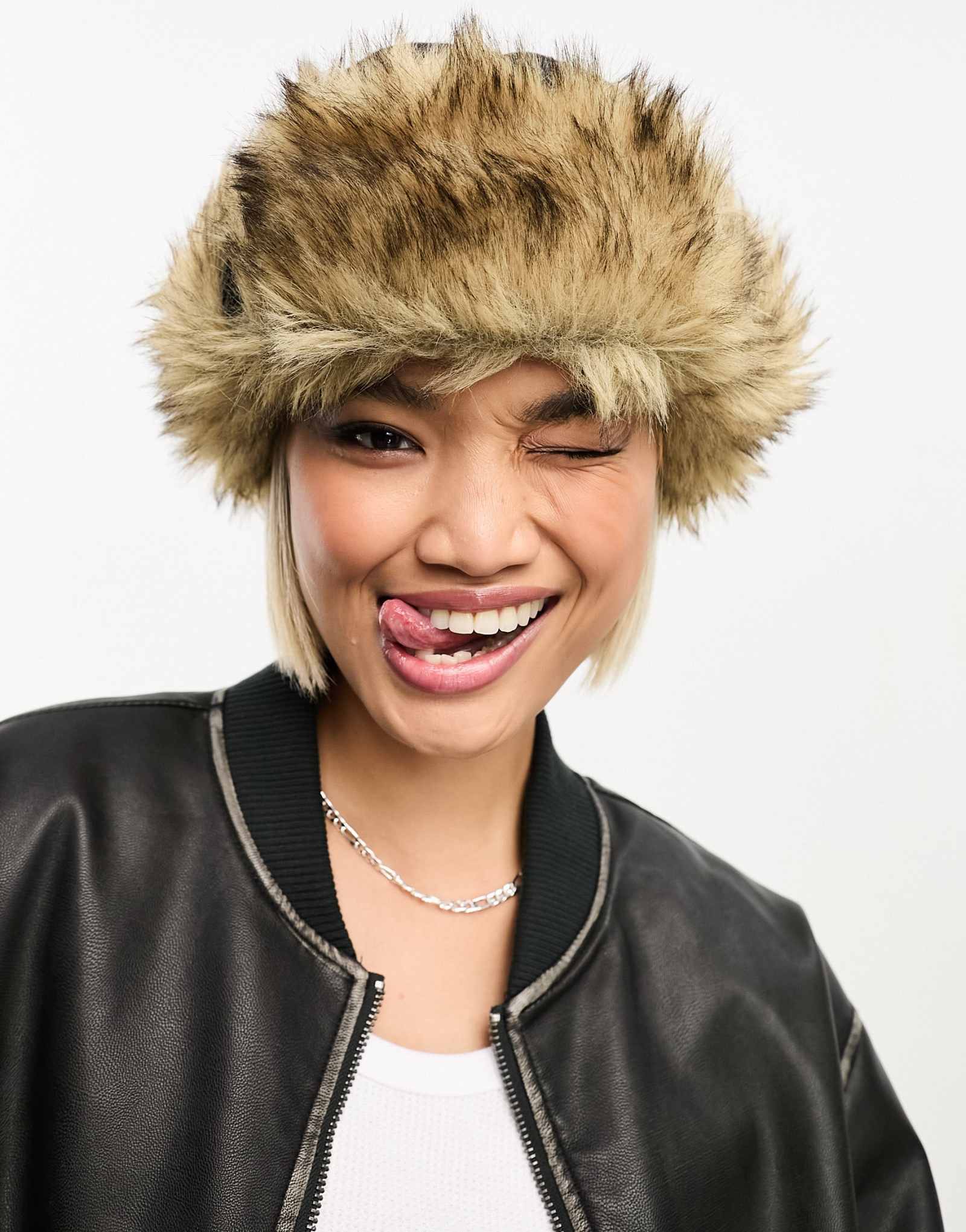 Черная шапка-траппер из искусственного меха для буднего дня