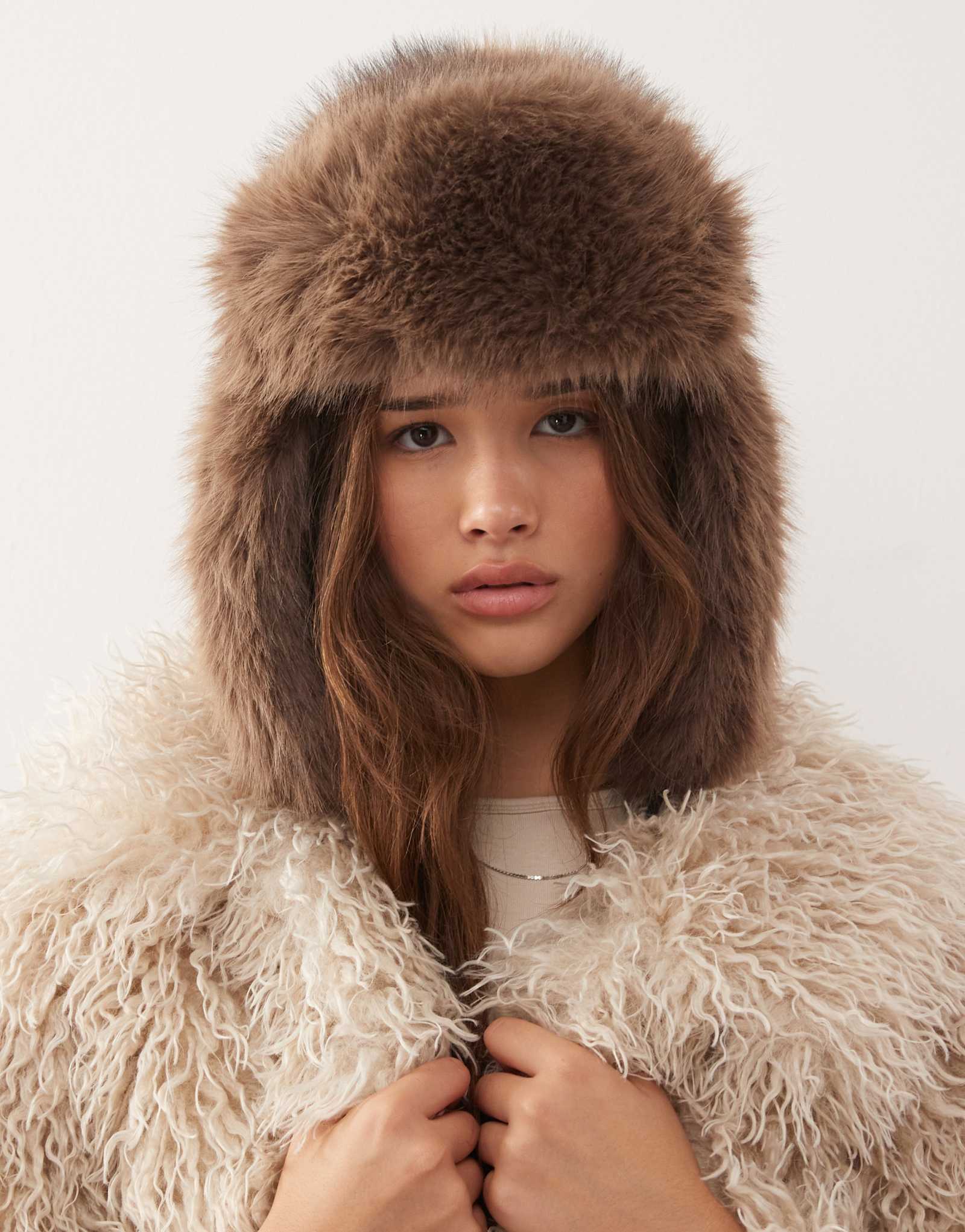 Шапка-траппер из искусственного меха в будний день коричневого цвета