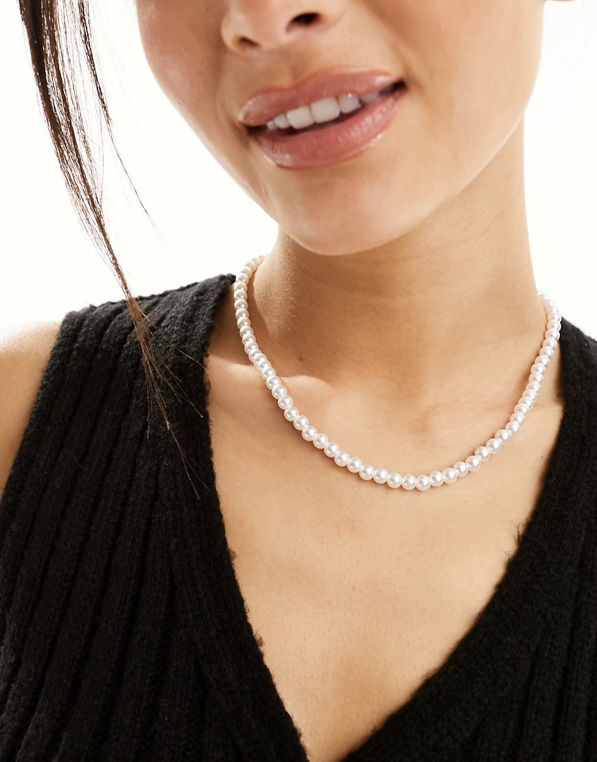 faux pearl necklace in silver