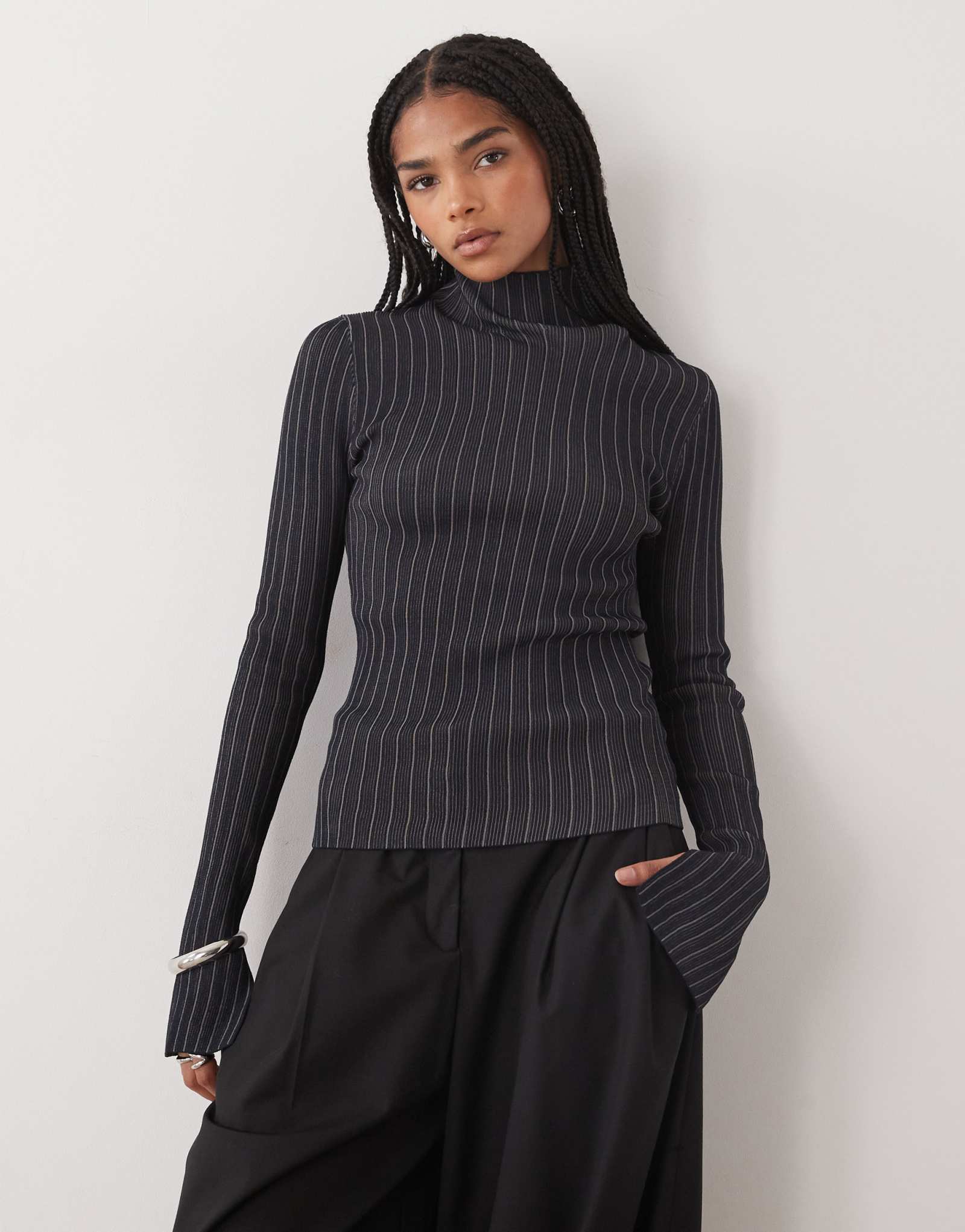 Повседневный приталенный свитер с высоким воротом двухцветного пыльно-синего и черного цветов