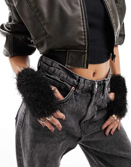 Weekday – Flauschige Strick-Pulswärmer in Schwarz